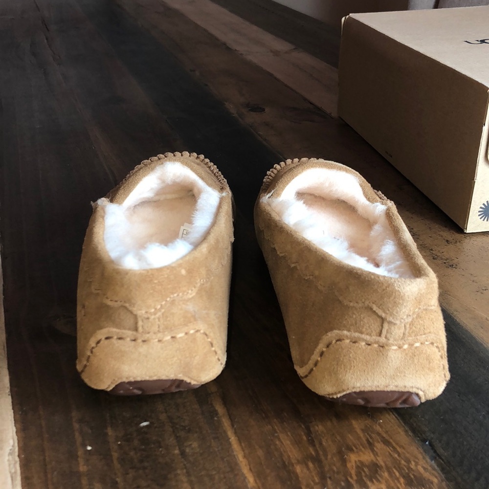 UGG Scalloped Moccasins - Picture 5 of 9